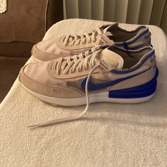 Nike Blue and White Athletic Shoes Sleek Design - Picture 3 of 4